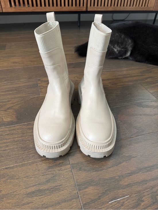 Mango Shoes - Women’s Chunky Chelsea Boot in Cream